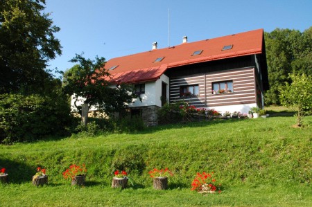 Vítáme Vás u naší chaloupky, jižní strana je skoro stále zalitá sluncem, pro větší zobrazení klikněte na foto ještě jednou